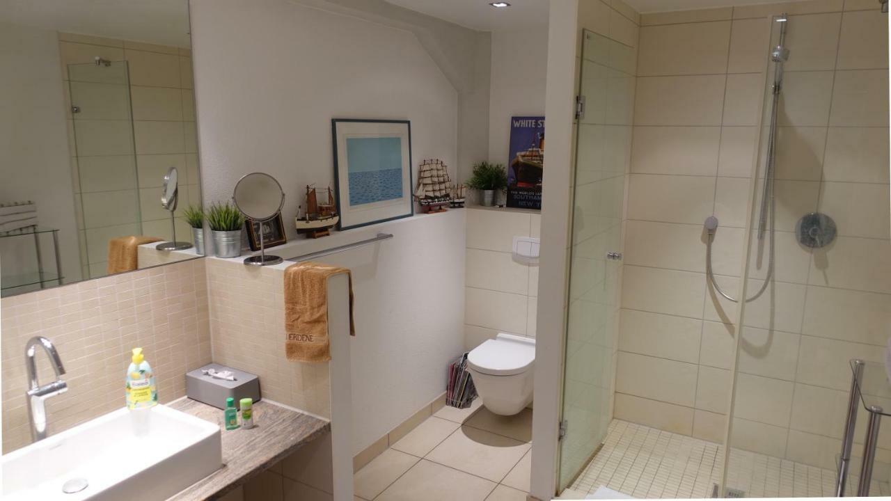 Grosszuegiges Zimmer Mit Badezimmer In Rheinwohnung Cologne Exterior photo